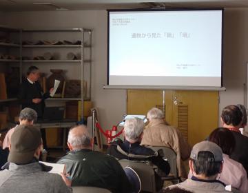 解説する講師と聴講者の様子