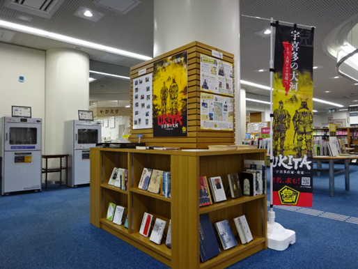 1階入口展示書架の写真