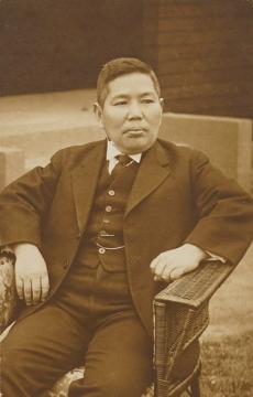 白岩龍平の肖像写真の画像