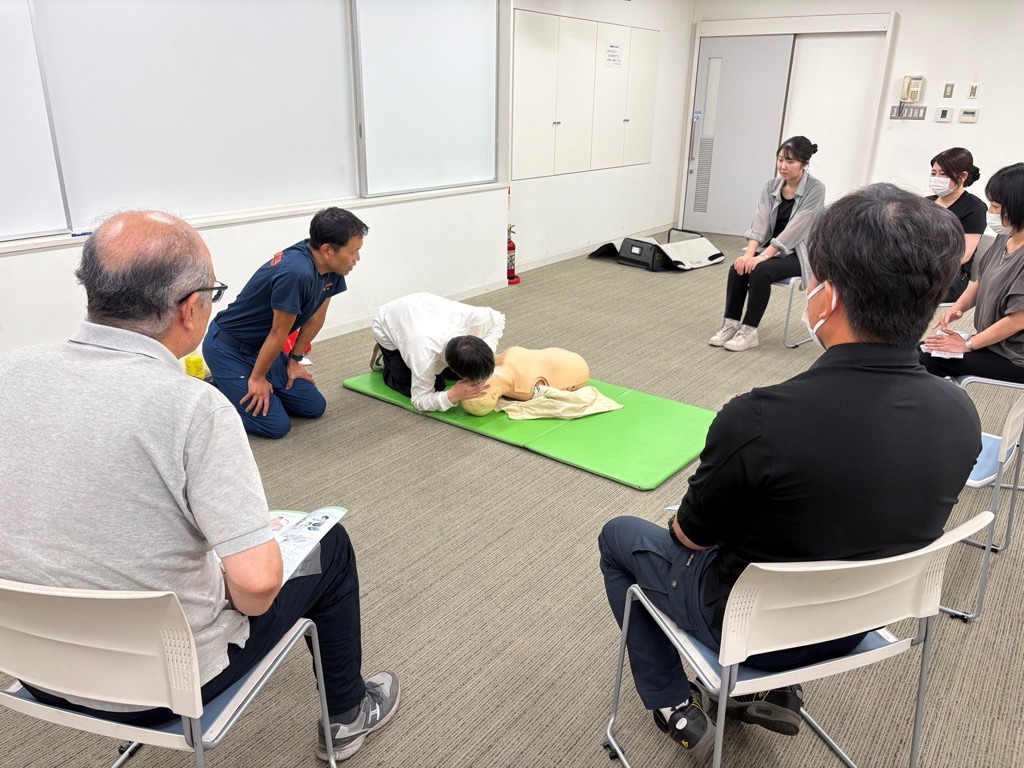 人工呼吸の実技を行う受講者の画像