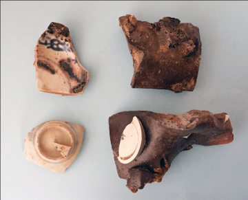 火を受けた陶磁器の写真