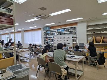 講師が鏡の作り方を説明する