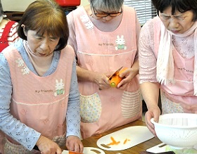 料理をつくる視覚障害を持つ方々