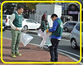 ゴミを拾う参加者たち