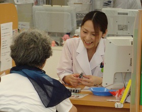 薬剤師により投薬の風景