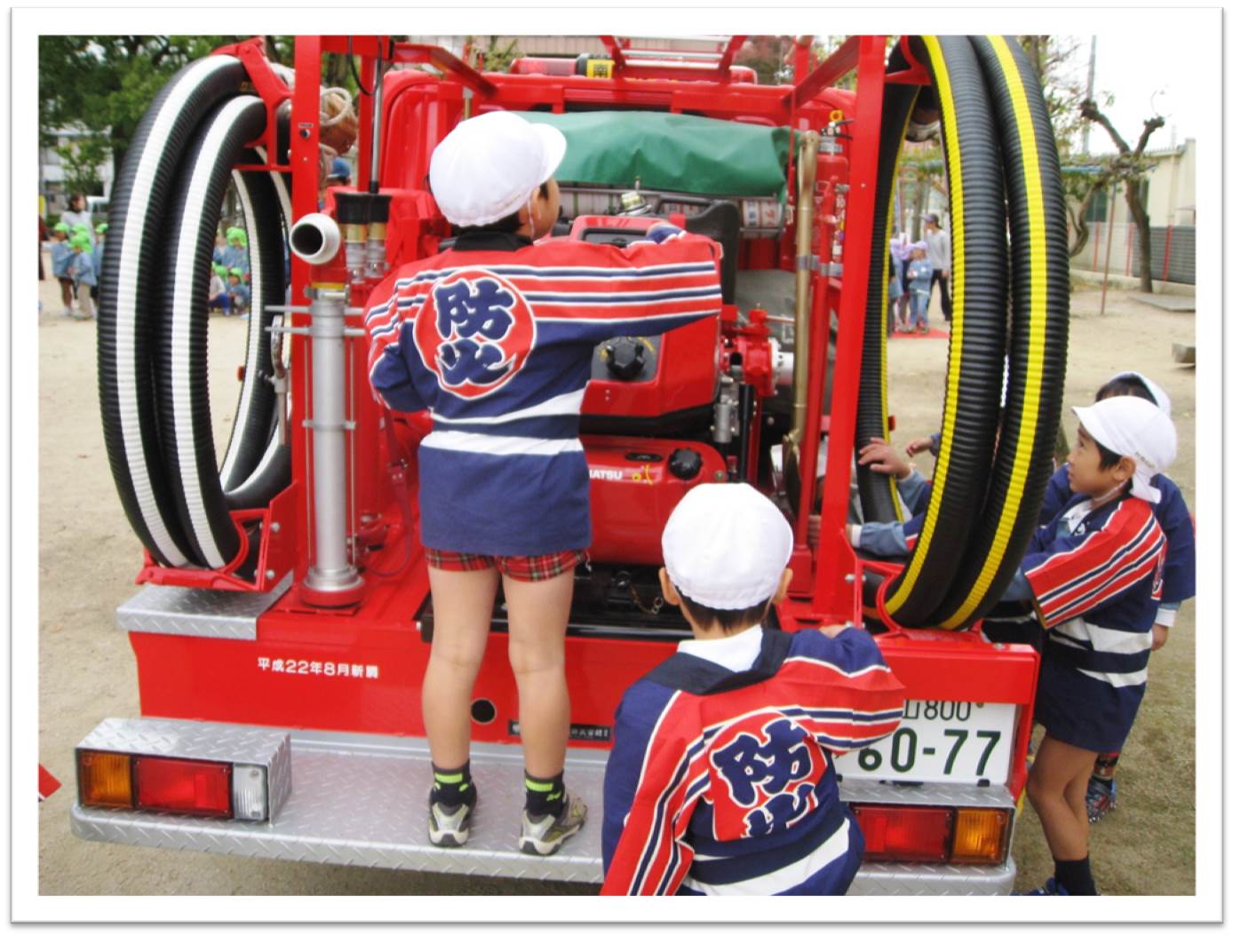 ポンプ車の説明を聴く園児たち