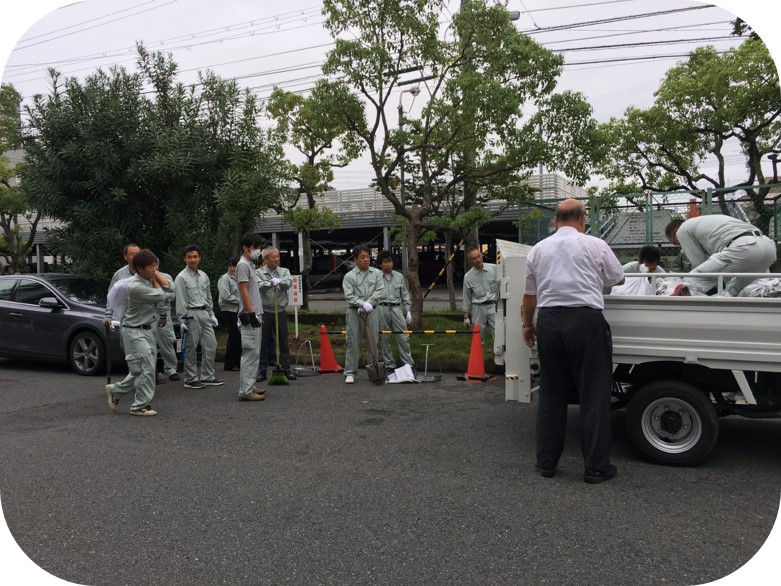 社員全員が清掃に参加する様子