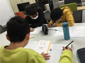 学習する子どもたちの様子