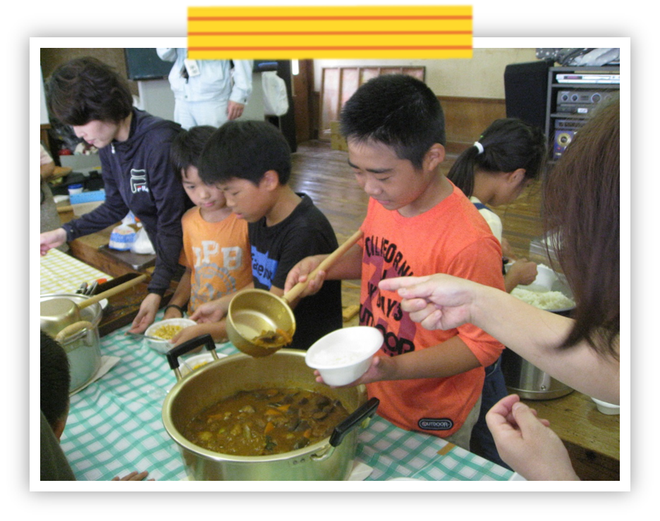 「産地牟佐野菜イノシシカレー」で昼食の写真