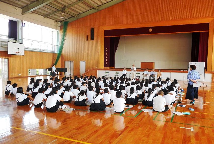 学校で話をする様子