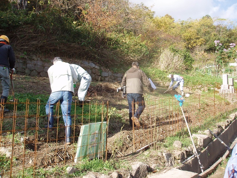 空き家と耕作放棄地の解消に取り組む様子