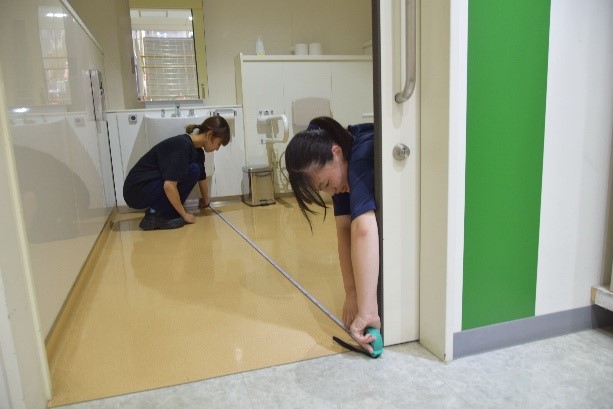 生徒たちが多目的トイレの調査に取り組む様子