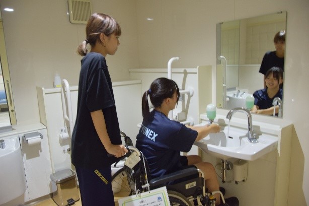 実際に車いすに乗って使い勝手を確認する様子