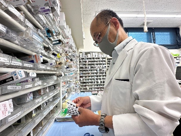 薬を選別する様子