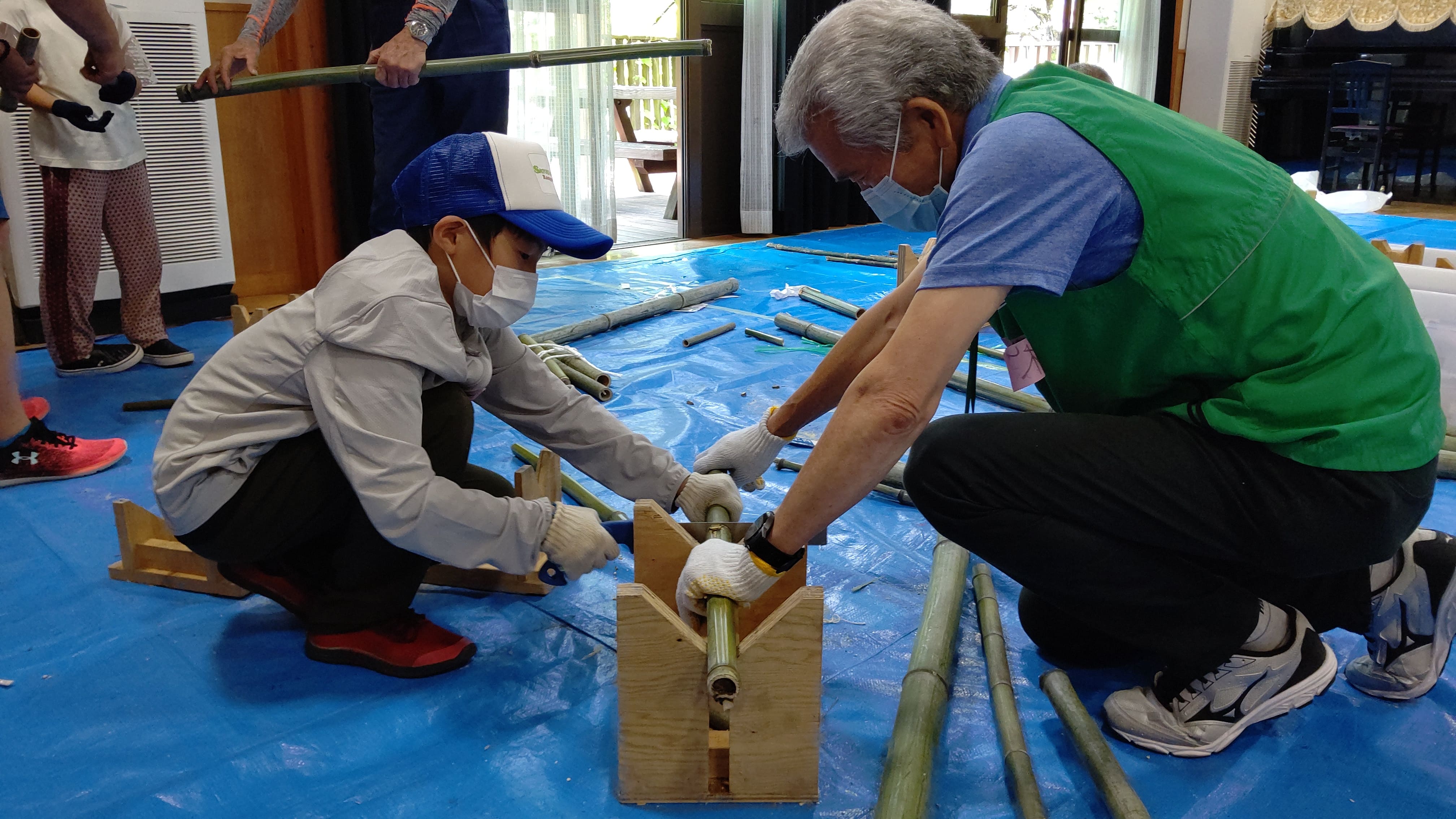 竹でおもちゃを作成している様子