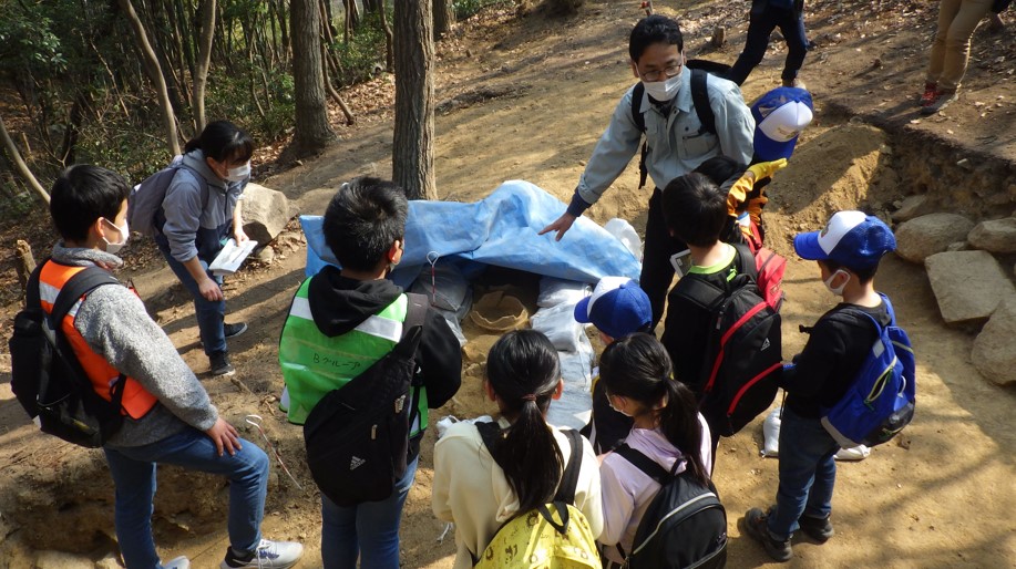 古墳を見学している様子