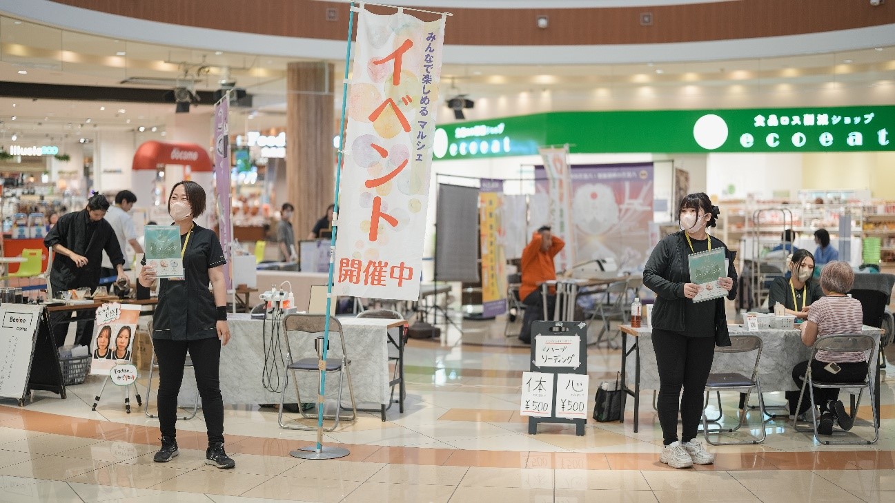 イベント会場の様子（呼び込みをするメンバー）