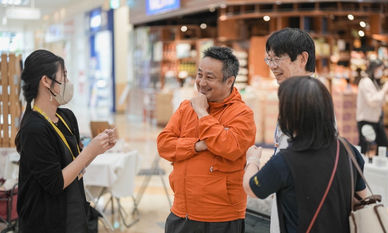 イベント会場での渡邊理事長とメンバー（渡邊理事長とメンバーの写真）