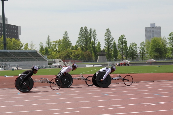 陸上トラック競技の様子