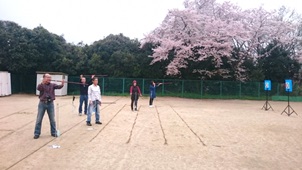 桃太郎支部は御陵の前で桜下杯の様子