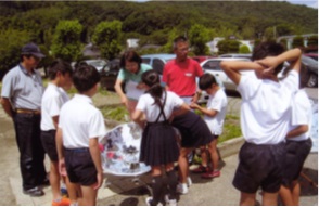 小学生とソーラークッキングの様子