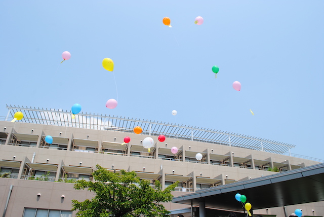 風船が空に飛んでいく様子