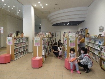 子どもが本を読んでいる様子