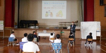 馬屋上小学校での講座の様子