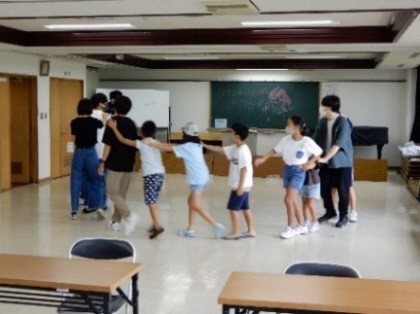 じゃんけん列車で遊ぶ子供たちの様子