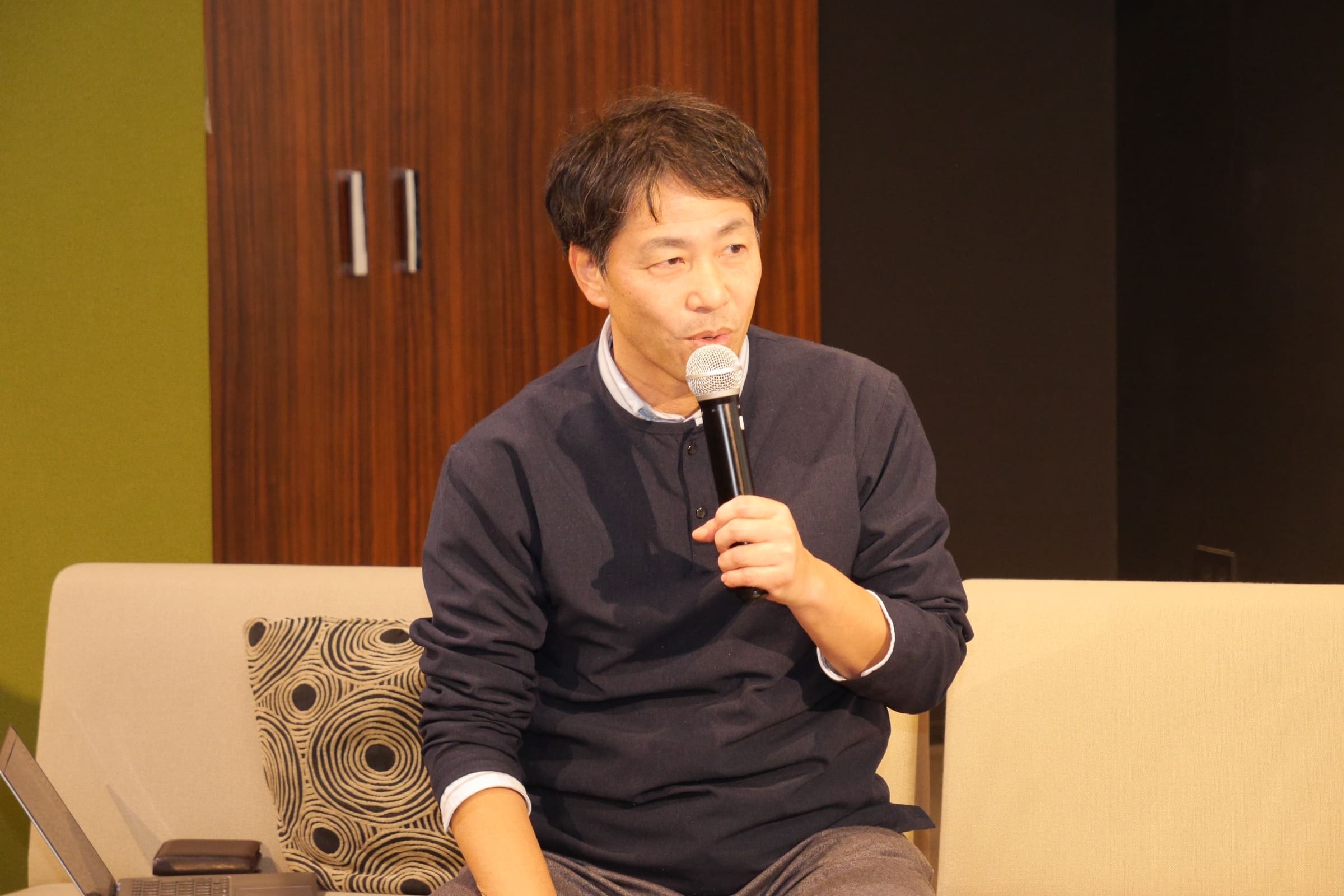 マイクを持っている石元玲氏の写真