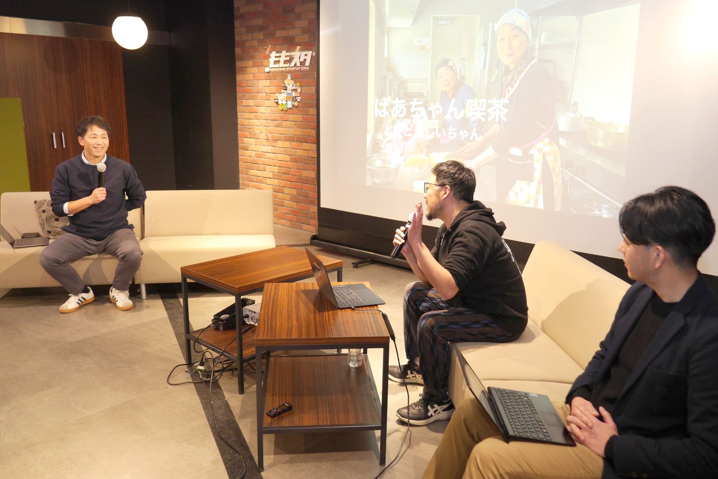 トークセッションを行う大熊充氏と石元玲氏の写真