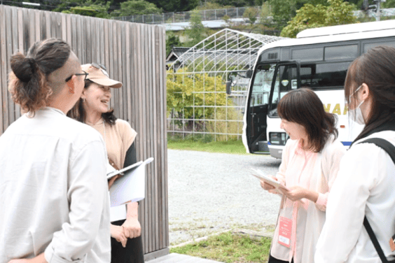 楽しく話している参加者の写真