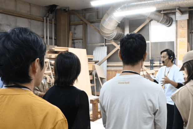 ユカハリタイルを見学している参加者の様子