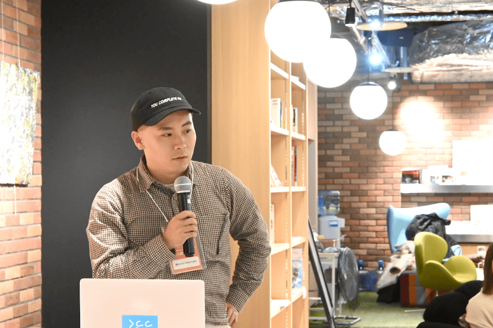 マイクをもってしゃべっている男性参加者の写真