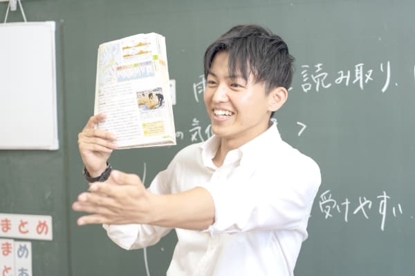 教壇に立っている先生の写真