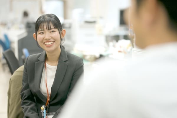 職員室で話す先生の写真