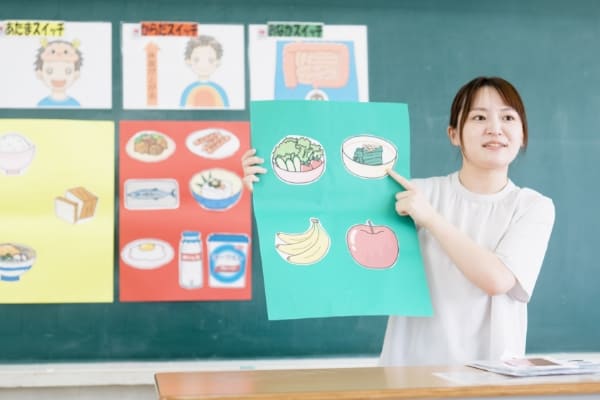 同僚と話している先生の写真