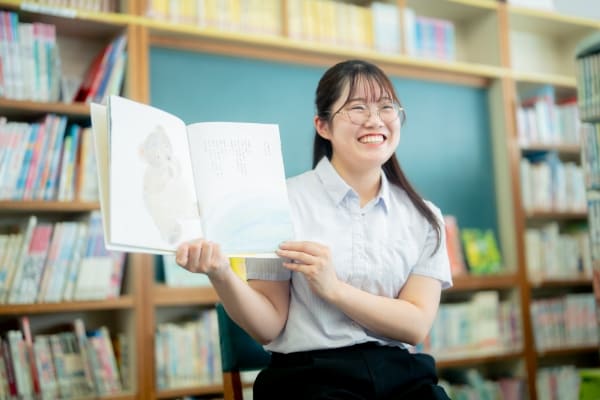 野菜を持っている給食調理員の写真