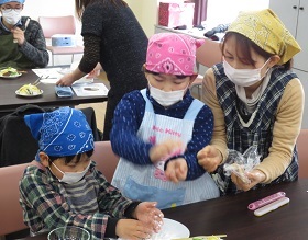 岡山の食文化を学ぶ子どもたちの様子