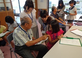 「山手まちじまん壁新聞づくり」取材の写真