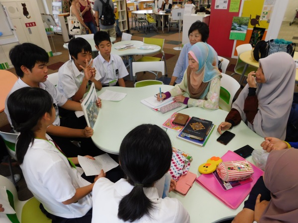 高松中学校の学校生活を紹介している様子