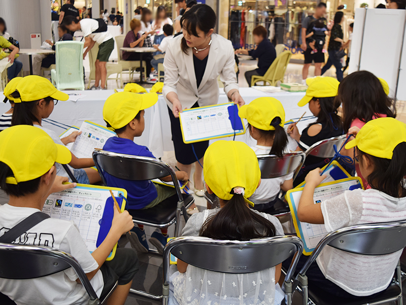 小田先生から説明をうける子どもたちの様子