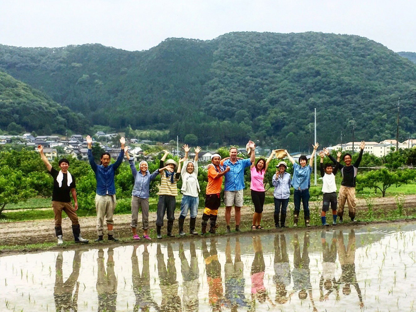 田んぼの前での集合写真