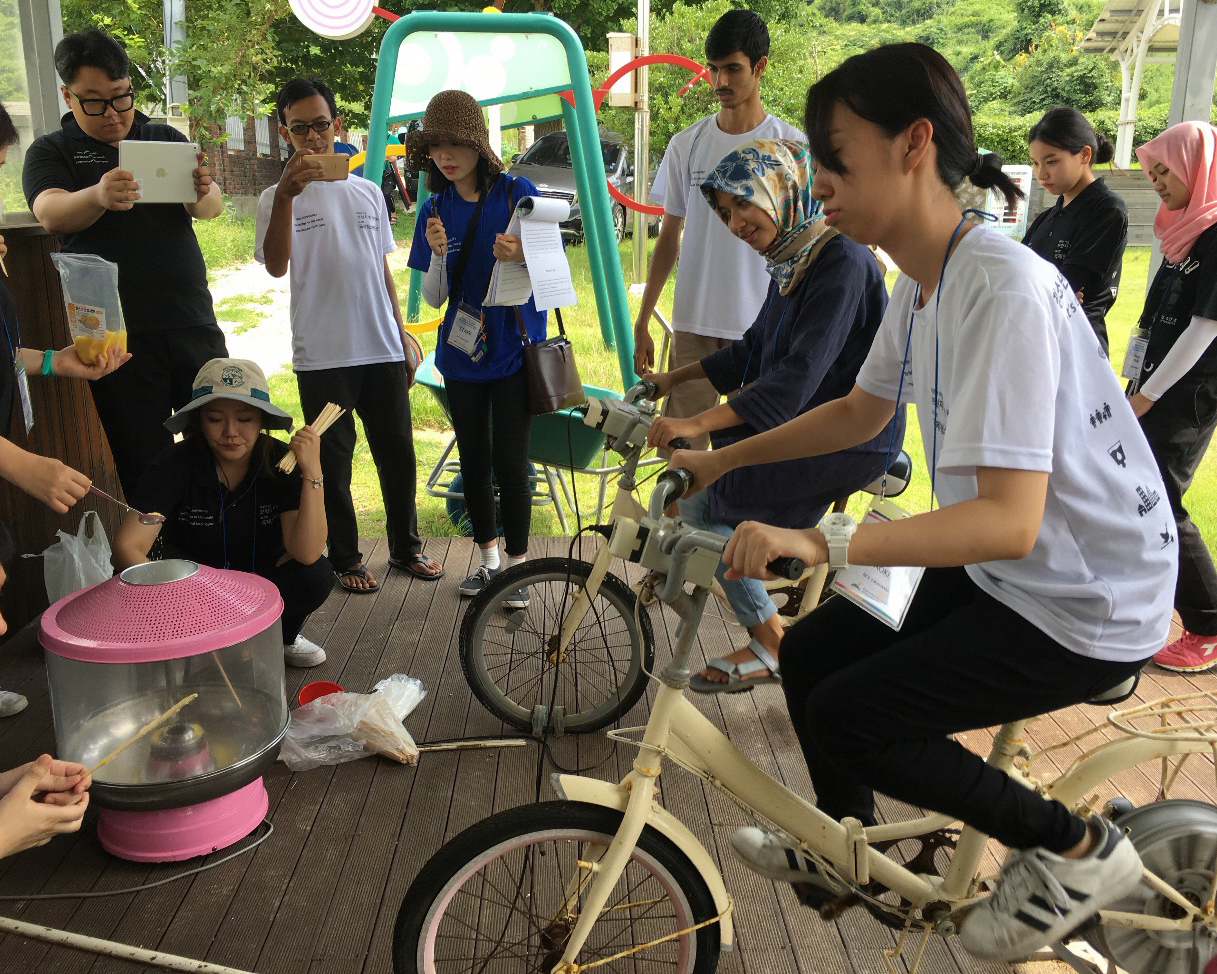 綿あめづくりと自転車をこぐ様子