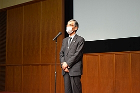 阿部委員長の閉会あいさつの様子