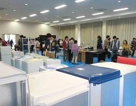 新入生が家具を選んでいる様子