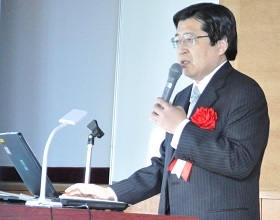 岡山県立和気閑谷高等学校の大野さんが発表している写真