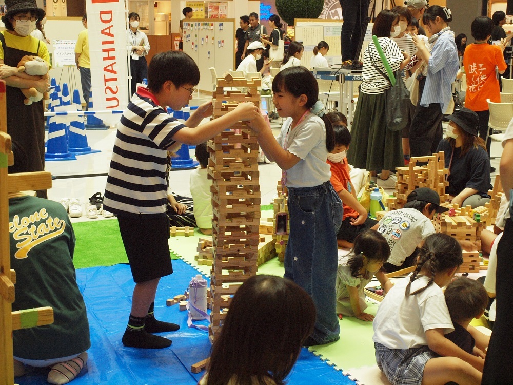 木のおもちゃで遊ぶ子どもたち