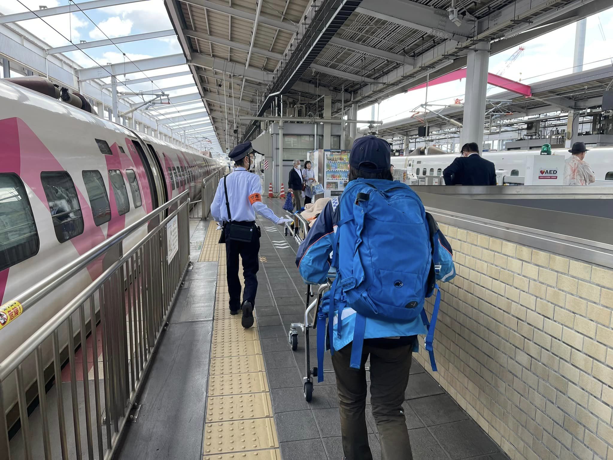 新幹線を利用した県外搬送の様子