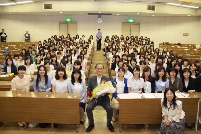 ノートルダム清心女子大学の皆さんとの写真